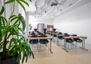 リュブリャナにあるUrban Ring Hotelの植物の並ぶ部屋