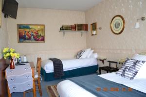 A bed or beds in a room at Hôtel Le Castel