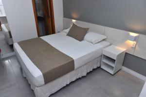 Voodi või voodid majutusasutuse Hotel Três Caravelas toas