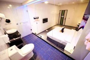Koupelna v ubytování Galaxia Business Hotel + 25 fotografií
