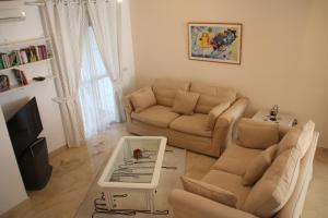 sala de estar con sofá y mesa en Beautiful Town House With Air Conditioning In Secure Urbanisation. Internet., en Estepona