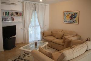 un soggiorno con divano e TV di Beautiful Town House With Air Conditioning In Secure Urbanisation. Internet. a Estepona