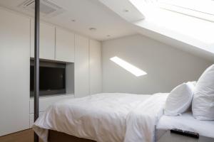 Ліжко або ліжка в номері Toploft Serviced Apartments