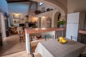 cocina y comedor con mesa y barra en Sa Bassa Llova mit Pool und Wifi, en Santanyí