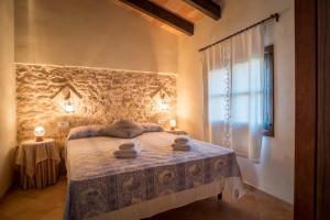 Un pat sau paturi într-o cameră la Sa Bassa Llova mit Pool und Wifi