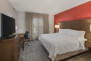 En eller flere senge i et værelse på Staybridge Suites - Florence Center, an IHG Hotel