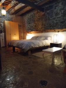 sypialnia z dużym łóżkiem i stołem w obiekcie Can Masferrer w mieście Riudarenes