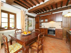 una cocina con una mesa de madera y un bol de fruta. en Holiday Home La Valchiera by Interhome, en Germagnano