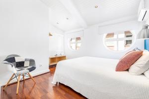 Un pat sau paturi într-o cameră la RG Downtown Duplex