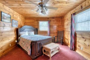 Schlafzimmer mit einem Bett und einem Deckenventilator in der Unterkunft A View to Remember in Sevierville