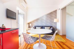 リスボンにあるLisbon Marmel Apartments Rossioのリビングルーム(白いテーブル、椅子付)