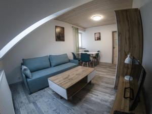 ロンデク・ズドルイにあるWilla Relaksのリビングルーム(青いソファ、テーブル付)