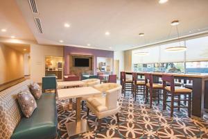 The lounge or bar area at La Quinta by Wyndham Mechanicsburg - Harrisburg