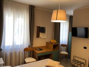 Televízia a/alebo spoločenská miestnosť v ubytovaní Hotel Di Stefano