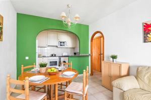 een keuken en eetkamer met een tafel en stoelen bij Apartamento Els Girasols in Son Bou