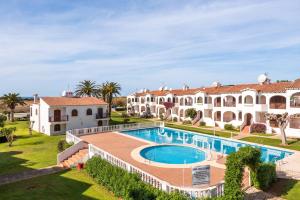 eine Luftansicht auf ein großes Grundstück mit einem Pool in der Unterkunft Apartamento Els Girasols in Son Bou