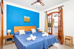 En eller flere senge i et værelse på Apartamento Els Girasols + 4 billeder