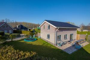 Afbeelding uit fotogalerij van Luxus Familienvilla mit Jacuzzi & Sauna in Tzummarum