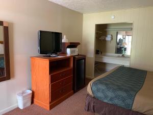 Travelowes Motel - Maggie Valley tesisinde bir odada yatak veya yataklar