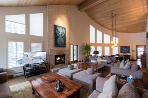 Una sala de estar con un sofá y un televisor. en Northwood's Ski-In Ski-Out by Vail Realty, en Vail