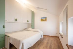 Valpolicella Homes Recioto Apartment tesisinde bir odada yatak veya yataklar