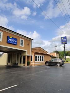 a car parked in a parking lot outside of a motel at Lake View Inn & Suites in Florence