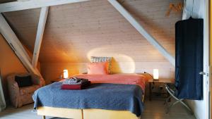 um quarto com uma cama com um cobertor azul em Blue Wall BnB em Gebenstorf