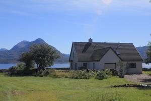 a small house on the side of a lake at Ben View in Torridon