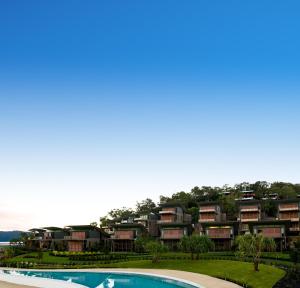 ariaal uitzicht op een resort met een zwembad bij Yacht Club Villas in Hamilton Island