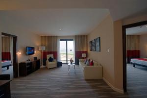 TV a/nebo společenská místnost v ubytování Staybridge Suites Yas Island Abu Dhabi by IHG