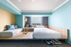 旭川的住宿－OMO7 Asahikawa by Hoshino Resorts，一间卧室配有两张床和一张桌子