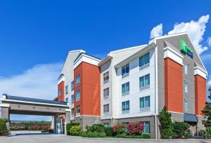 uma imagem de um hotel com um posto de gasolina em Holiday Inn Express New Orleans East, an IHG Hotel em Nova Orleães