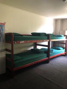 Palanda nebo palandy na pokoji v ubytování Elizabeth Hostel