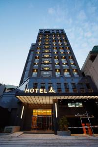 台南的住宿－Hotel A 聖禾大飯店，一座酒店大楼,前面有标志