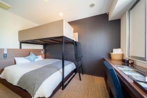 מיטה או מיטות קומותיים בחדר ב-Super Hotel Premier JR Nara Eki