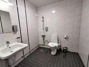 Ett badrum på 2Home Hotel Gävle