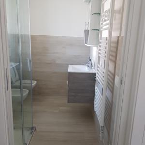 Kylpyhuone majoituspaikassa Pisogne new apartment