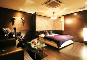 HirabariにあるHOTEL O2 -Adult Only-のベッドルーム1室(ベッド1台付)、リビングルームが備わります。