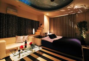 HirabariにあるHOTEL O2 -Adult Only-のベッドルーム1室(ベッド1台、ソファ付)