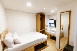 Ein Bett oder Betten in einem Zimmer der Unterkunft Step Inn Myeongdong 1
