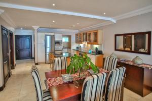 Kuchyň nebo kuchyňský kout v ubytování 504 Ballito Manor View-Luxury home on the main beach