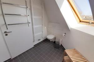 シュトルベルクにあるWork & Stay Apartment in Stolberg bei Aachenのトイレと窓のある小さなバスルーム +49枚の写真