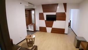 TV a/nebo společenská místnost v ubytování Xtra Hotel Bengkulu