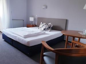 Postel nebo postele na pokoji v ubytování Hotel Moritz an der Elbe