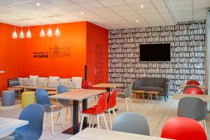 TV a/nebo společenská místnost v ubytování Aparthotel Adagio Access Avignon + 30 fotografií