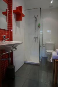 een badkamer met een douche, een wastafel en een toilet bij Arganzón Plaza in La Puebla de Arganzón
