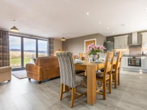 a kitchen and dining room with a table and chairs at Cartref in Trawsfynydd