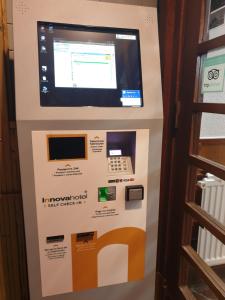 eine Geldautomat mit Handy drauf in der Unterkunft Hotel Arts - Gasteiz Centro in Vitoria-Gasteiz