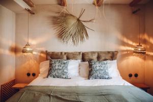 Postel nebo postele na pokoji v ubytování Nomad Hotel - Xábia Port