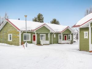 SaarenkyläにあるHoliday Home Huoneisto b2 by Interhomeの雪の家屋群